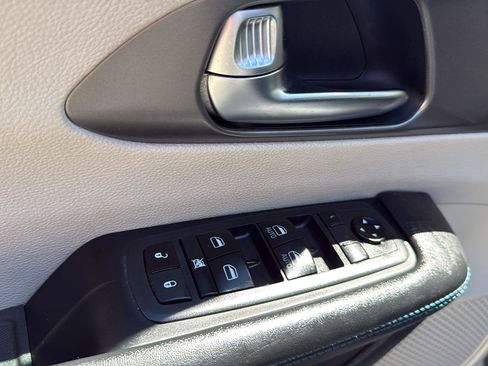 Used 2021 Chrysler Pacifica Touring-L FWD image 31