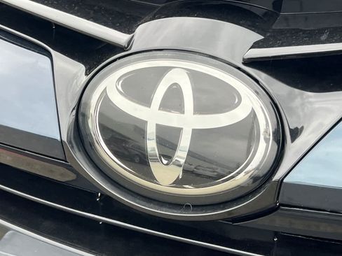 Used 2018 Toyota Corolla LE FWD image 13