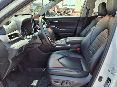 Used 2023 Toyota Highlander XLE FWD image 18