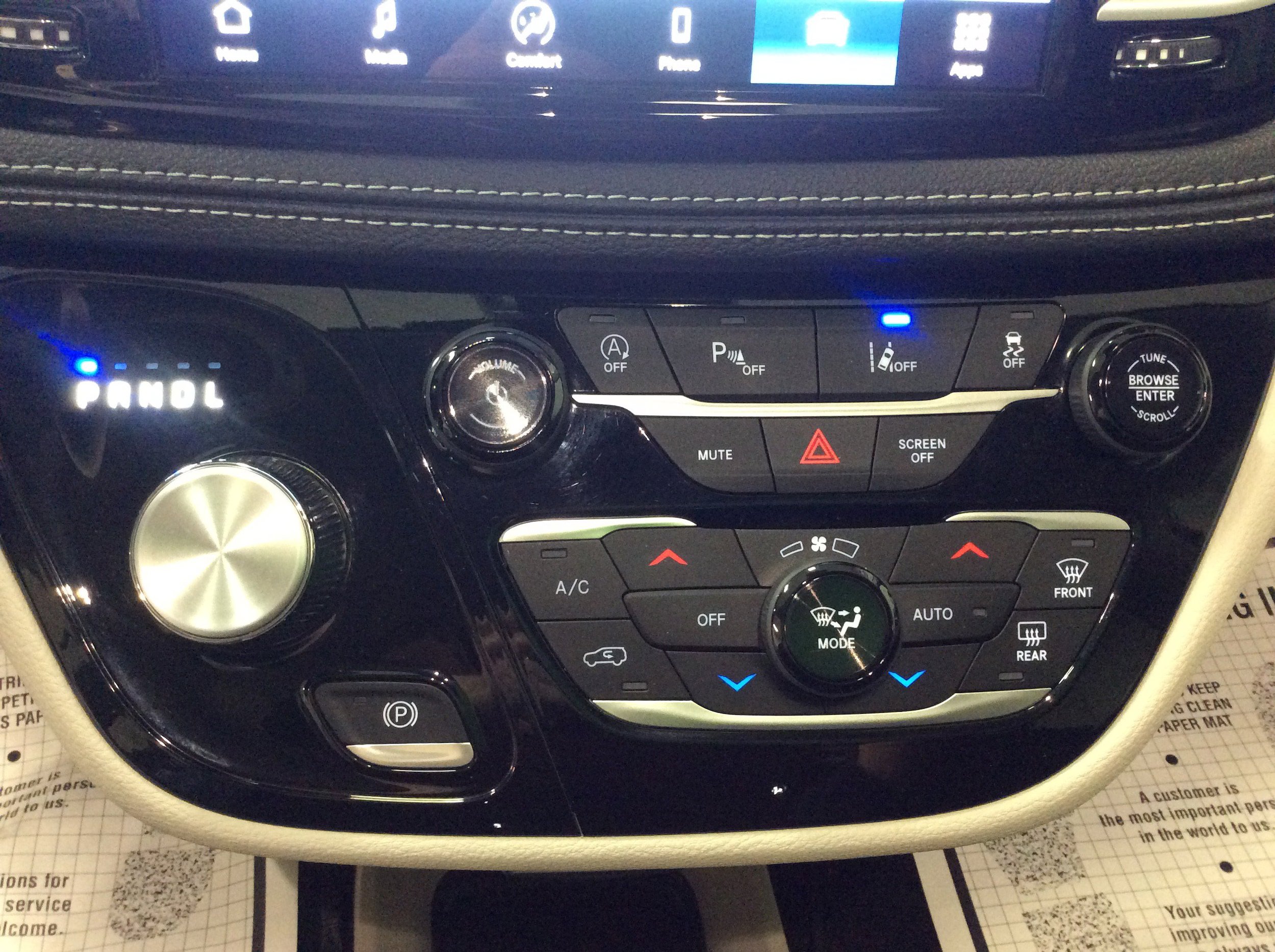 Used 2024 Chrysler Pacifica Touring-L AWD/4WD image 32