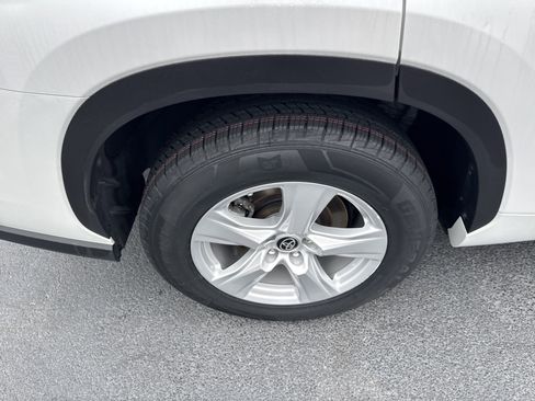 Used 2023 Toyota Highlander LE image 11