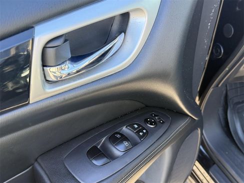 Used 2019 Nissan Pathfinder SV image 9