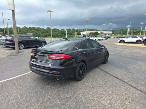 Used 2019 Ford Fusion SE w/ Equipment Group 151A FWD image 3