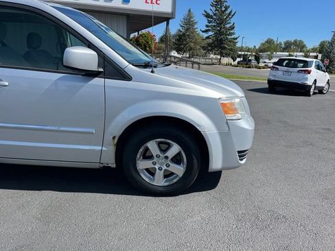 Used 2008 Dodge Grand Caravan SXT w/ Entertainment Group 2 FWD image 19