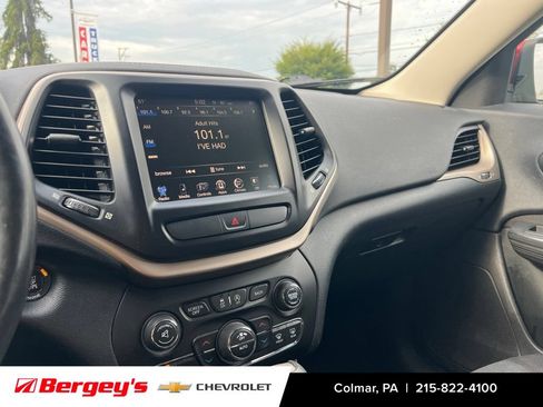 Used 2016 Jeep Cherokee Latitude w/ Comfort/Convenience Group AWD/4WD image 11