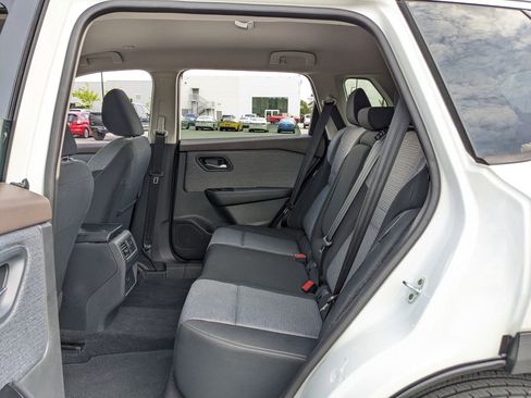 Used 2023 Nissan Rogue SV image 25