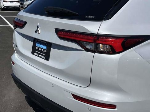 Used 2024 Mitsubishi Outlander SE Black Edition image 10