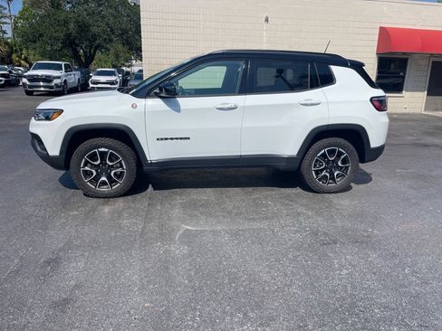 Used 2025 Jeep Compass Trailhawk AWD/4WD image 2