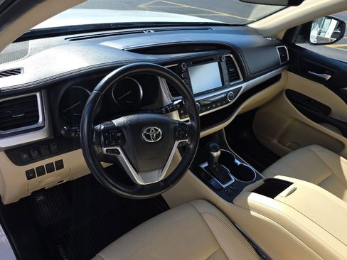 Used 2019 Toyota Highlander XLE AWD/4WD image 9