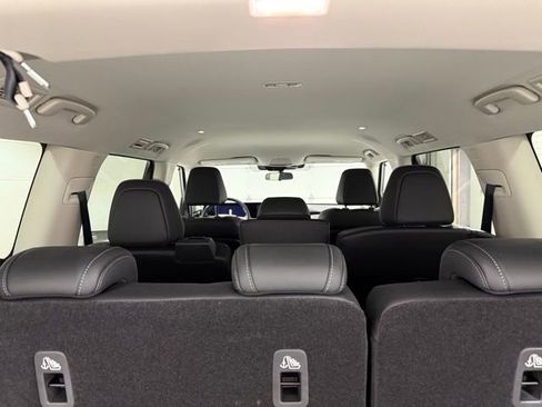 Used 2025 Nissan Armada SV image 9