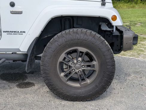 Used 2017 Jeep Wrangler Unlimited Sahara AWD/4WD image 11