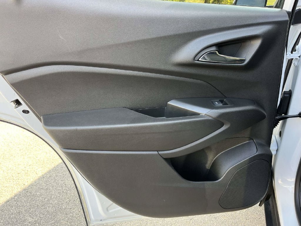 Used 2025 Chevrolet Trax LT FWD image 18