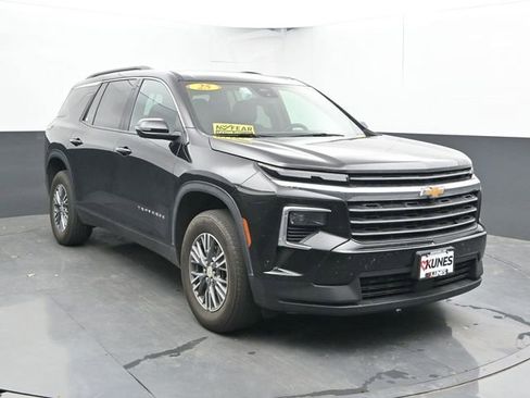 Used 2025 Chevrolet Traverse LT FWD image 5