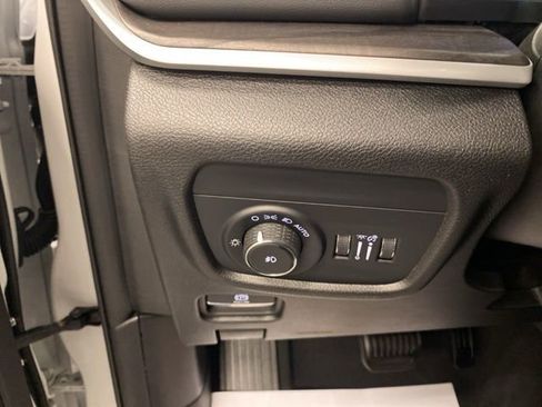 Used 2023 Jeep Grand Cherokee Limited AWD/4WD image 19