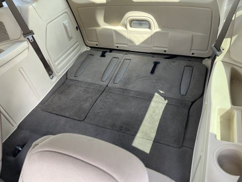 Used 2008 Chrysler Town & Country Touring FWD image 10