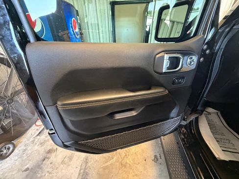 Used 2026 Jeep Wrangler Unlimited Sahara AWD/4WD image 12