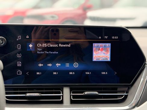Used 2025 Chevrolet Trax LT FWD image 26