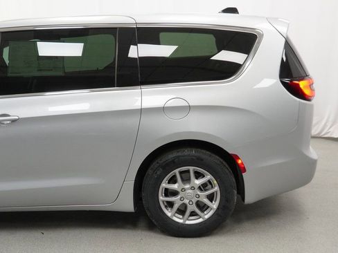 New 2026 Chrysler Pacifica Select image 16