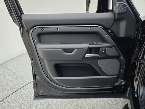 Used 2024 Land Rover Defender 110 V8 image 22