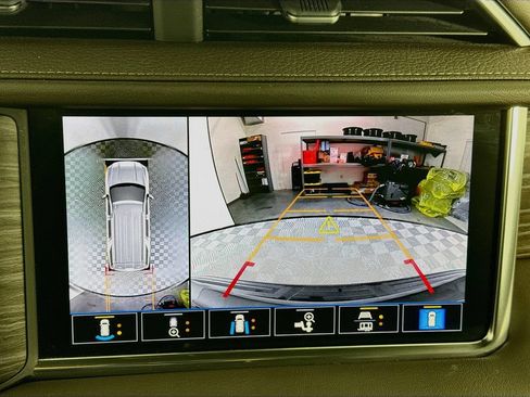Used 2021 GMC Yukon XL Denali w/ Denali Premium Package AWD/4WD image 15