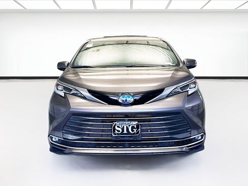 Used 2021 Toyota Sienna Platinum image 2