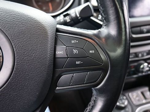 Used 2019 Jeep Cherokee Trailhawk AWD/4WD image 20