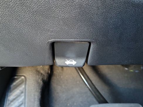 Used 2025 Chevrolet Silverado 2500 Custom w/ Custom Value Package image 28