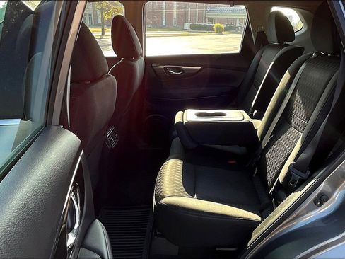 Used 2018 Nissan Rogue S image 19