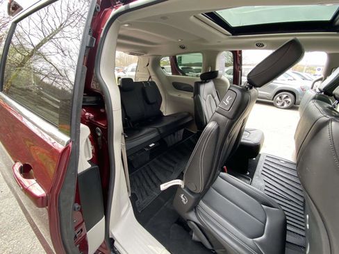 Used 2023 Chrysler Pacifica Touring-L AWD/4WD image 37