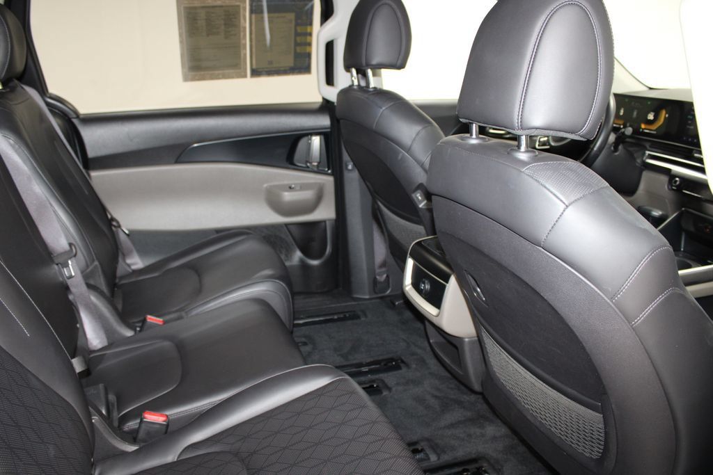 Used 2025 Kia Carnival FWD image 26