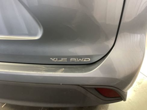 Used 2020 Toyota Highlander XLE AWD/4WD image 18