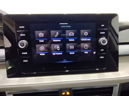 Used 2025 Volkswagen Taos SE image 29