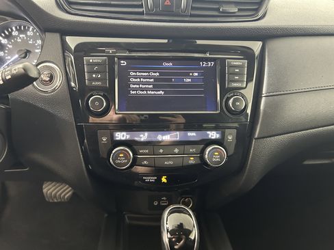 Used 2020 Nissan Rogue SV image 21