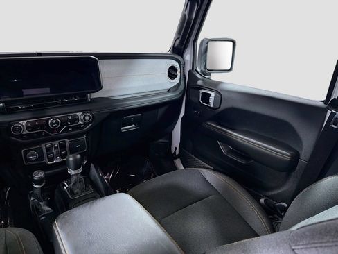 Used 2024 Jeep Wrangler Unlimited Sahara w/ Technology Group AWD/4WD image 24
