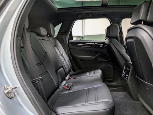 Used 2023 Porsche Cayenne Platinum Edition image 22