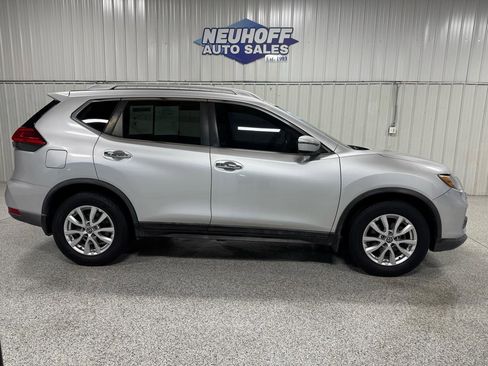 Used 2017 Nissan Rogue SV FWD image 1