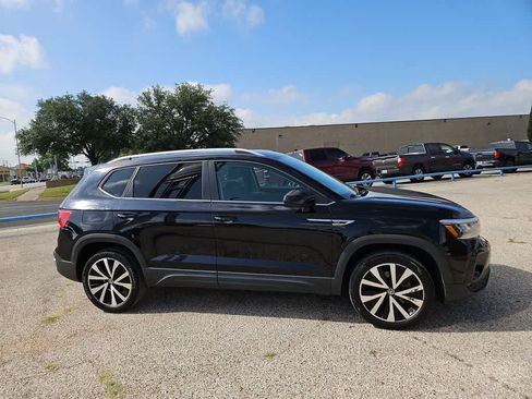 Used 2024 Volkswagen Taos SE FWD image 8