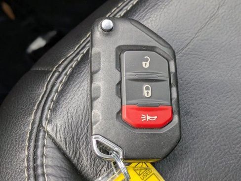 Certified 2018 Jeep Wrangler Unlimited Sahara image 25