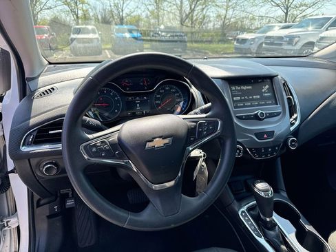 Used 2018 Chevrolet Cruze LT FWD image 11