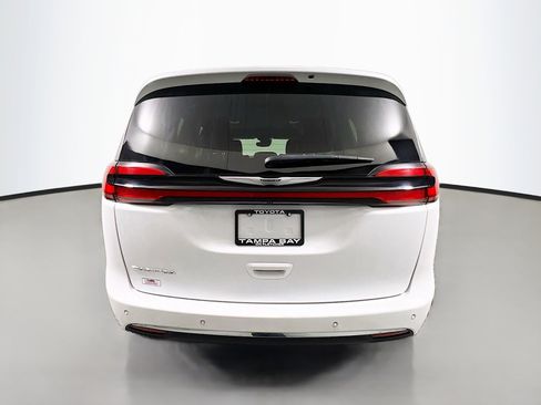 Used 2024 Chrysler Pacifica Touring-L FWD image 6