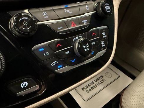 Used 2020 Chrysler Pacifica Limited image 15