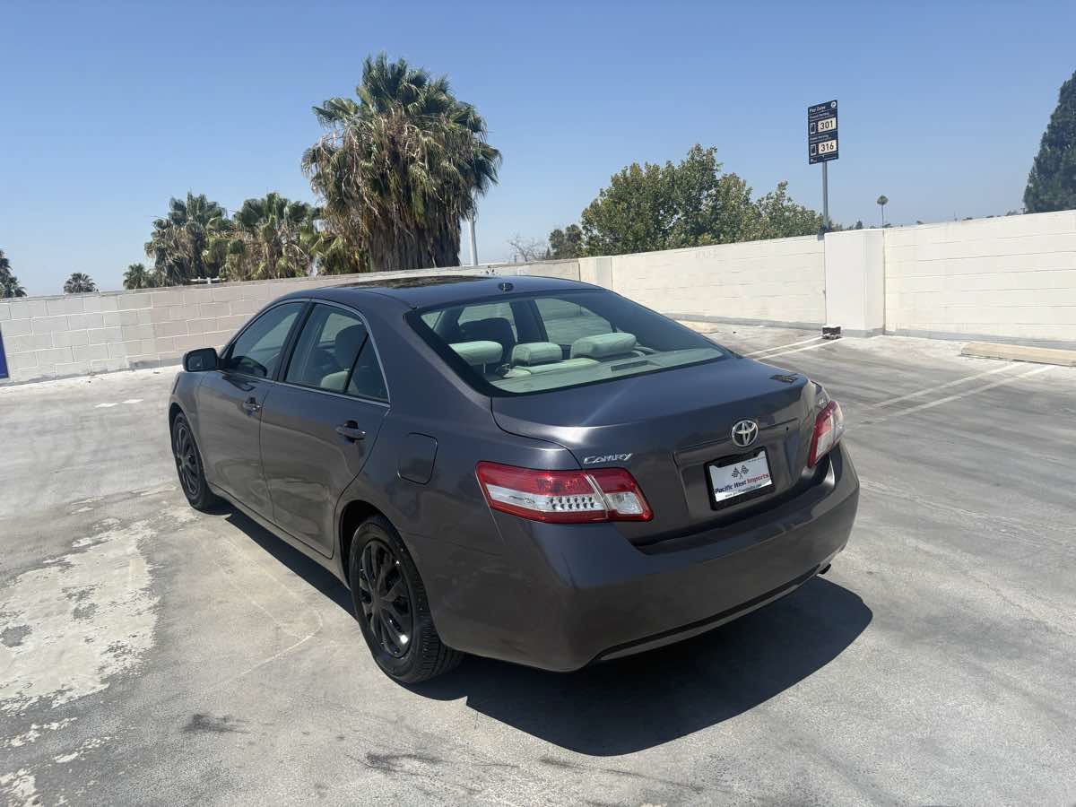 Used 2011 Toyota Camry LE FWD image 9