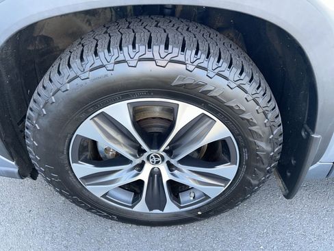 Used 2021 Toyota Highlander XLE image 11