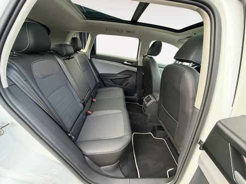 Used 2023 Volkswagen Taos SE w/ Panoramic Sunroof Package AWD/4WD image 23