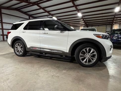 Used 2022 Ford Explorer XLT w/ Equipment Group 202A image 5