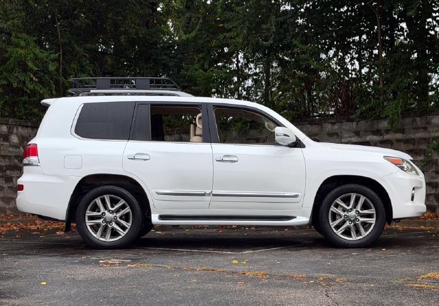 Used 2015 Lexus LX 570 4WD w/ Luxury Package image 3