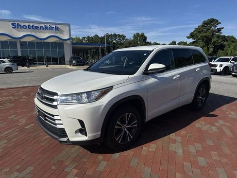 Used 2018 Toyota Highlander LE FWD image 4