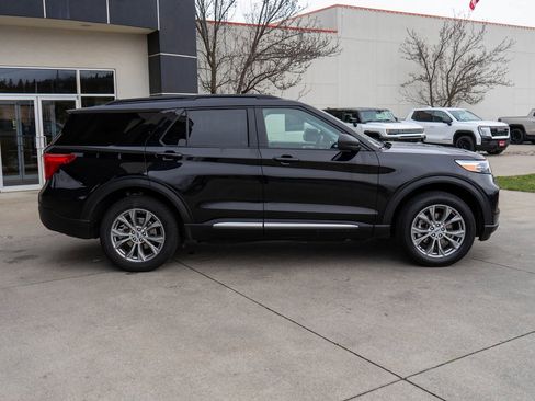 Used 2022 Ford Explorer XLT w/ Equipment Group 202A image 8