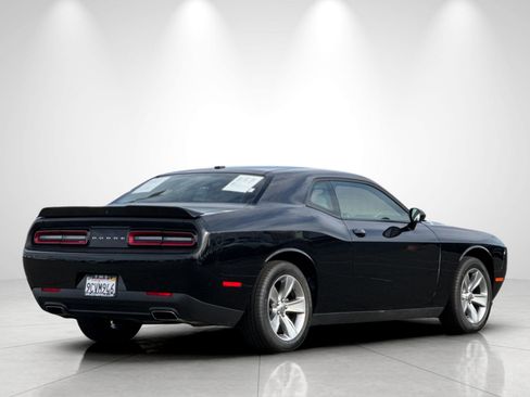 Used 2022 Dodge Challenger SXT image 5