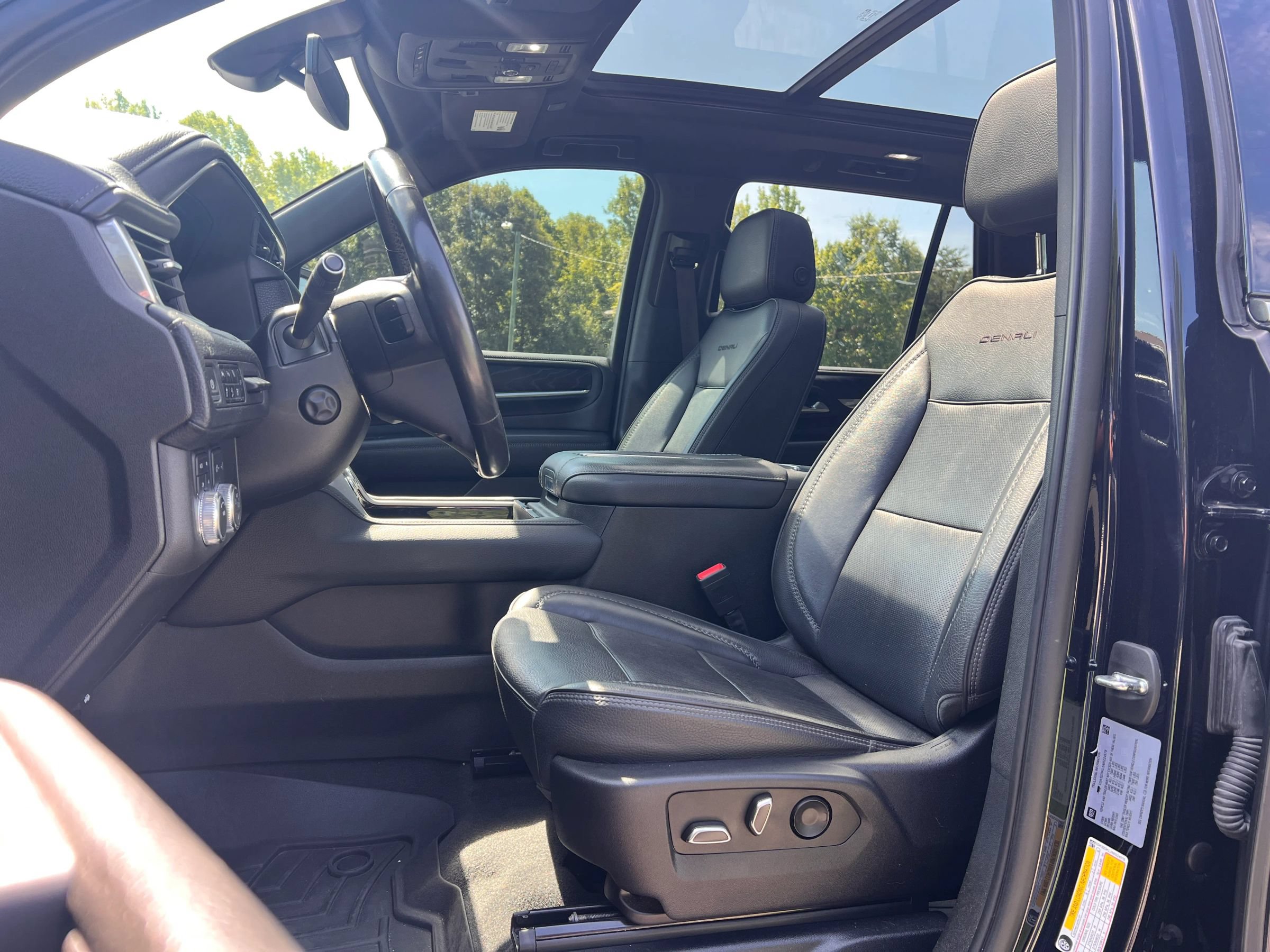 Used 2022 GMC Yukon Denali AWD/4WD image 2